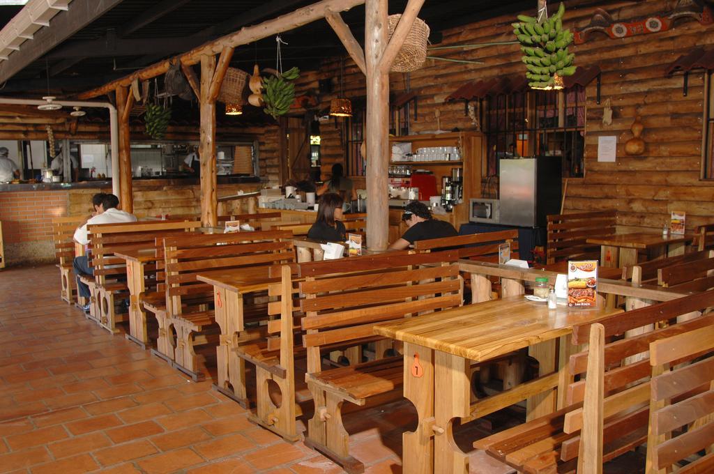 Hotel Las Brumas Cartago Esterno foto