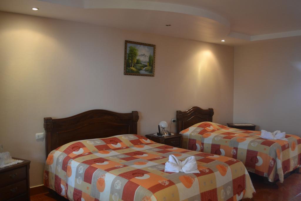Hotel Las Brumas Cartago Esterno foto